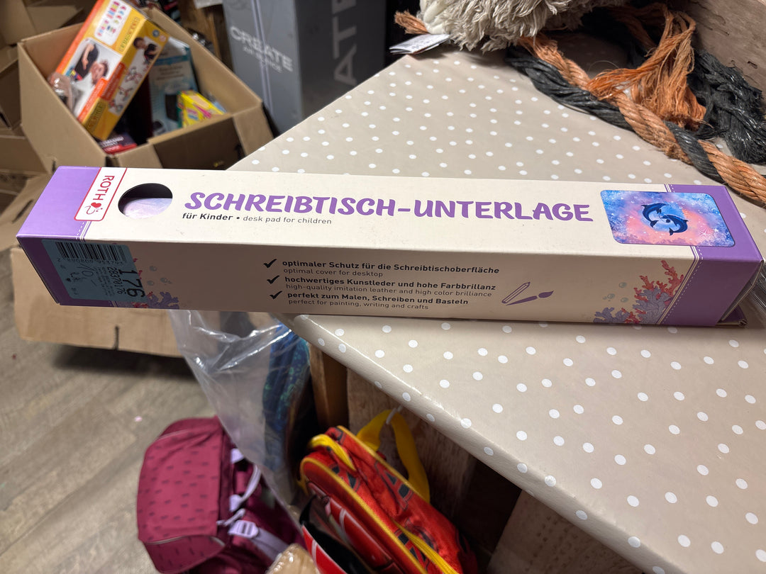 Mia, Schreibtischunterlage